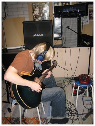 Akustinen kitara putkijyrÃ¤n lÃ¤pi.